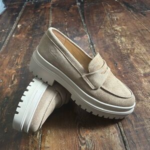 Elegant Women's Beige Moccasins